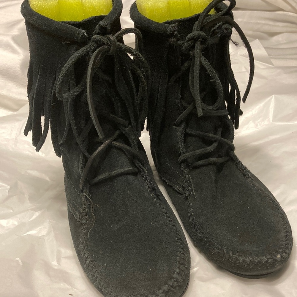Minnetonka Women’s Mocassin boots - size 4